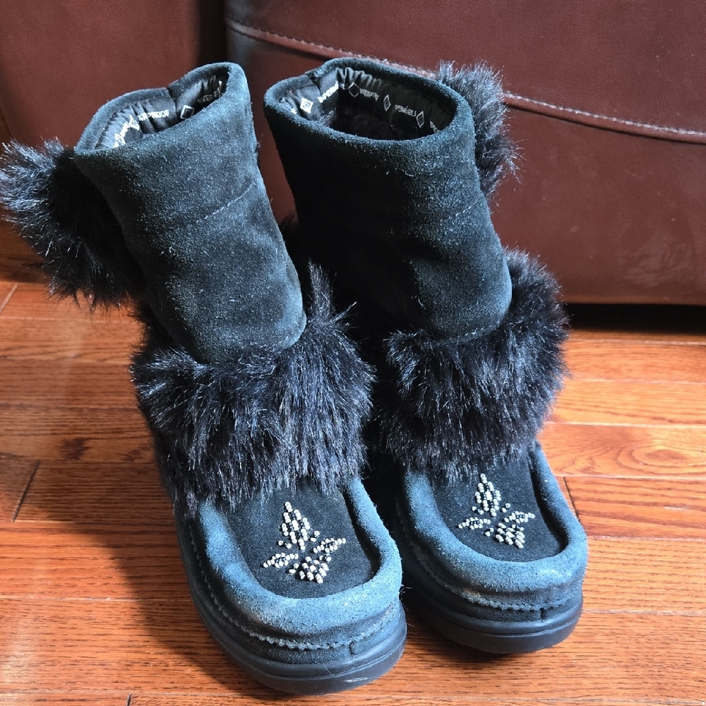 Manitobah MUKLUKS Chic Black Boots with Fur and Butterfly Accents